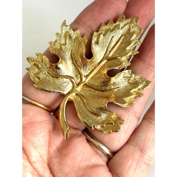 Vintage Textured Goldtone Maple Leaf Brooch - Picture 5 of 5